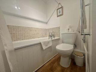 Warfield Charming Three Bedroom House - 3
