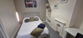 Charming 2-Bed Terrace Close to Station, NEC, Airport - 1