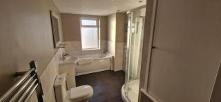 Charming 2-Bed Terrace Close to Station, NEC, Airport - 6