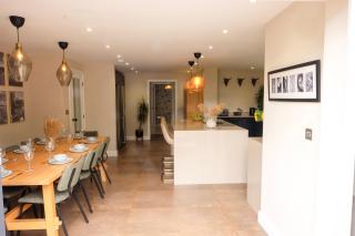 Beautiful 4-Bed Home - Gated Parking with EV Charging - Garden - 2