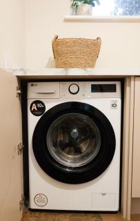 Beautiful 4-Bed Home - Gated Parking with EV Charging - Garden - 1