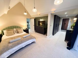 Beautiful 4-Bed Home - Gated Parking with EV Charging - Garden - 6