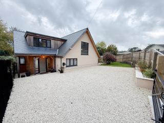 Beautiful 4-Bed Home - Gated Parking with EV Charging - Garden - 0