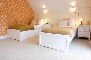 Beautiful 4-Bed Home - Gated Parking with EV Charging - Garden - 1