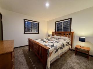 Liquid Lodge: 6BR Multi-Family Hub with 3 Living Areas, Private Hot Tub & Ski Deals - 7