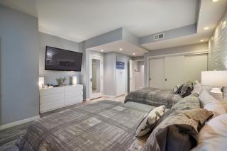 Stunning 4 BR 3 BA Convention Center Gaslamp Petco - 1