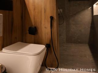 UK Holiday Homes - Luxury 3BR Portion in Bahria Town - 3