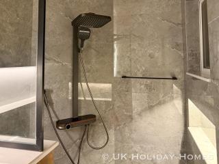 UK Holiday Homes - Luxury 3BR Portion in Bahria Town - 1