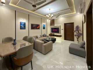 UK Holiday Homes - Luxury 3BR Portion in Bahria Town - 0