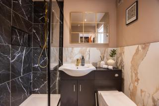 Luxuriou 5 Bedroom House By Homebird Property Management Short Lets & Serviced Accommodation Leeds With Private Parking & Free WiFi - 5