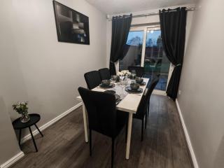 Park View House - Spacious 3 Bed Home in Burton - 2
