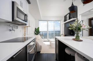 Elegant Sunset Lake View Suite with Parking - 7