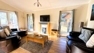 Family Friendly Lodge sleeping 5 with Hot Tub - Devon - 7