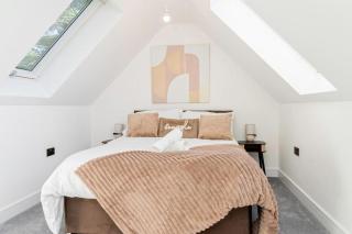 Newport Modern Cozy Home Sleeps 8 with Free Parking - 2