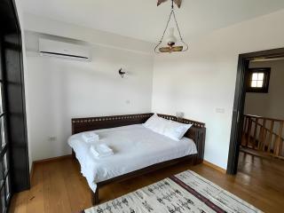 Large Cosy House by a Forest - Treehouse, BBQ, Fireplace & Mountain - 2