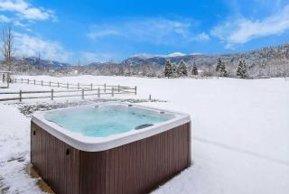 Luxury Ski & Golf 4BR Retreat w EV outlet Hot Tub - 8