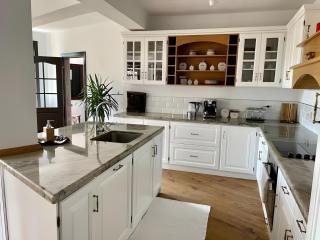 Large Cosy House by a Forest - Treehouse, BBQ, Fireplace & Mountain - 7