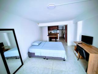 Apartaestudio en 1er piso, San Fernando, con grandes ventanales y vista a la calle, tranquilo, fresco, 2 camas dobles, se permite alojar desde 1 a 4 personas, muy cerca al Estadio, Parque del Perro, Clínica Imbanaco y demás sitios turísticos de Cali - 4