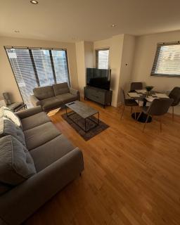 Central Liverpool 2-Bed Balcony Apartment by StaySavvy Accommodation - 3