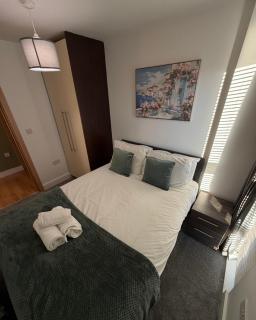 Central Liverpool 2-Bed Balcony Apartment by StaySavvy Accommodation - 6