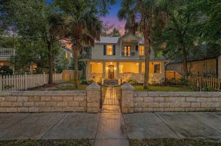 Secret Garden Hideaway l Walk to DNTN l Sleeps 8 - 9