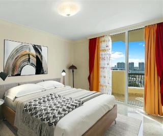 Bright Three-Bedroom Condo With Ocean View and Resort Amenities - Miami Beach - 3