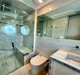 Bright Three-Bedroom Condo With Ocean View and Resort Amenities - Miami Beach - 1