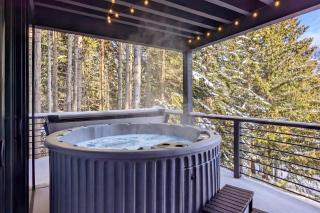 Ski In and Out The Mountainside House with Hot Tub! - 1