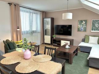 Cozy Apartment for Couples, Friends & Families - 2