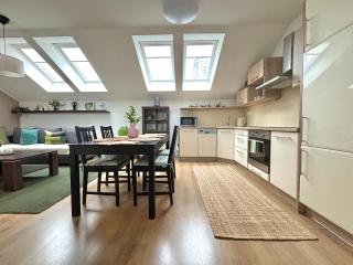 Cozy Apartment for Couples, Friends & Families - 9