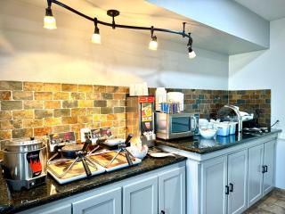 Super 8 by Wyndham Clovis - 8