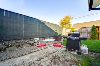 8 Mi to Downtown Seattle Cozy Home with Patio - 8