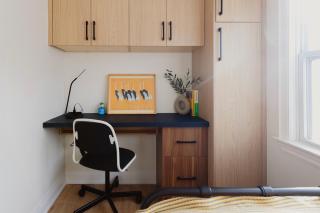 Central Getaway University of Toronto TTC Queen M - 7