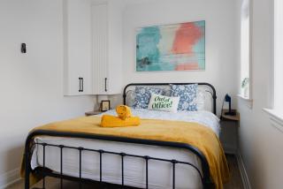 Central Getaway University of Toronto TTC Queen M - 2