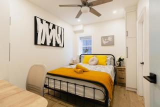 Central Getaway University of Toronto TTC Queen M - 5