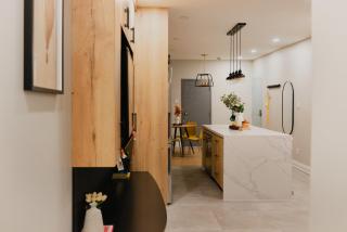 Central Getaway University of Toronto TTC Queen M - 3