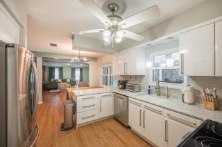 Upscale Pool Retreat- Sleeps 12 -King Beds- Renovated - 7