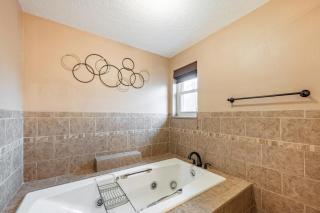 Upscale Pool Retreat- Sleeps 12 -King Beds- Renovated - 5