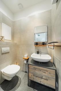 Classy Ground Floor Apartment with Free Parking - 2