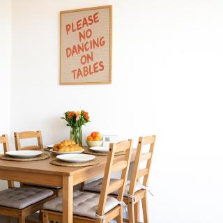 Modern Design Apartment with Balcony & Free Parking - Long Term Stays - 9