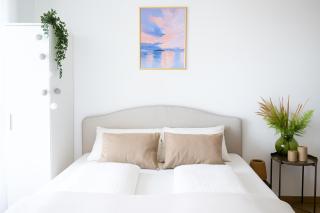 Modern Design Apartment with Balcony & Free Parking - Long Term Stays - 4