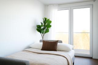 Modern Design Apartment with Balcony & Free Parking - Long Term Stays - 2