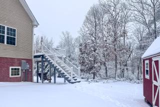 Yogis Paradise with Deck about 1 Mi to Yogaville! - 2