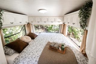 NatureCity Adventure in Camper - also in winter with heating - Ruhe, Garten, Hängematte, Heizung, AirCooler, Kaffeemaschiene, großes Bett, kostenlose Fahrräder, Outdoordusche, 25 min zum Alexanderplatz und Fernsehturm - Berlin - 7