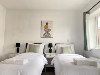 Heathrow House with Parking - Sleeps 5 near M25, Virginia Water, Thorpe Park & Legoland, Mid To Long Term Bookings Welcome - 2