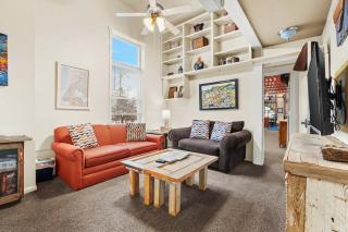 Walk to Water St and River Quaint Saugatuck Apt - 8