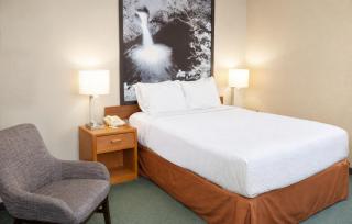 Super 8 by Wyndham Antigo - 1