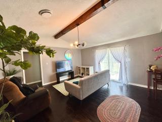 MODERN LUX 3BR HOME - King Bed - 10 mins to FT HOOD - Fenced yard - WIFI - Family friendly - LONG or SHORT TERM - 7