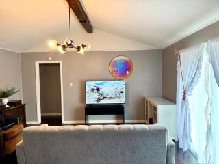 MODERN LUX 3BR HOME - King Bed - 10 mins to FT HOOD - Fenced yard - WIFI - Family friendly - LONG or SHORT TERM - 3