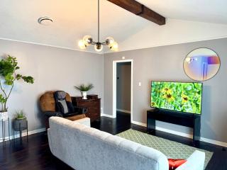 MODERN LUX 3BR HOME - King Bed - 10 mins to FT HOOD - Fenced yard - WIFI - Family friendly - LONG or SHORT TERM - 5